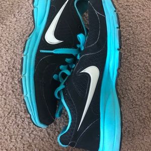 Nike women’s tennis shoes size 9